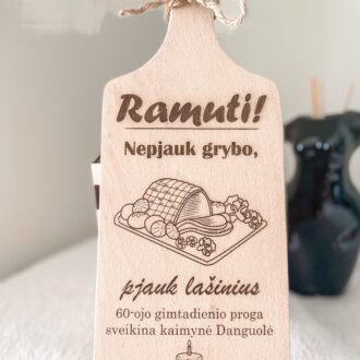 Personalizuota pjaustymo lentele „nepjauk grybo“ su vardu ir sveikinimu.