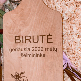 Personalizuota pjaustymo lentele „metų šeimininkė“ su vardu.