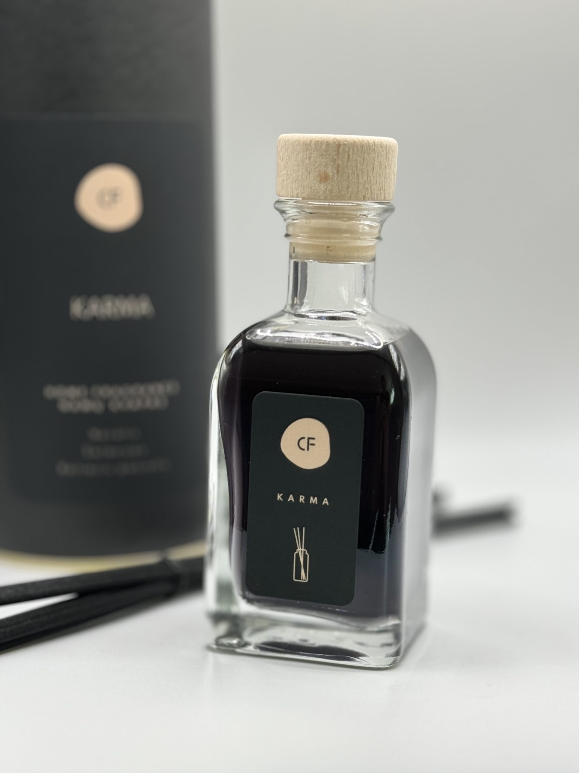 Rankų darbo namų kvapas su lazdelėmis „KARMA“ 100 ml, pagamintas Lietuvoje