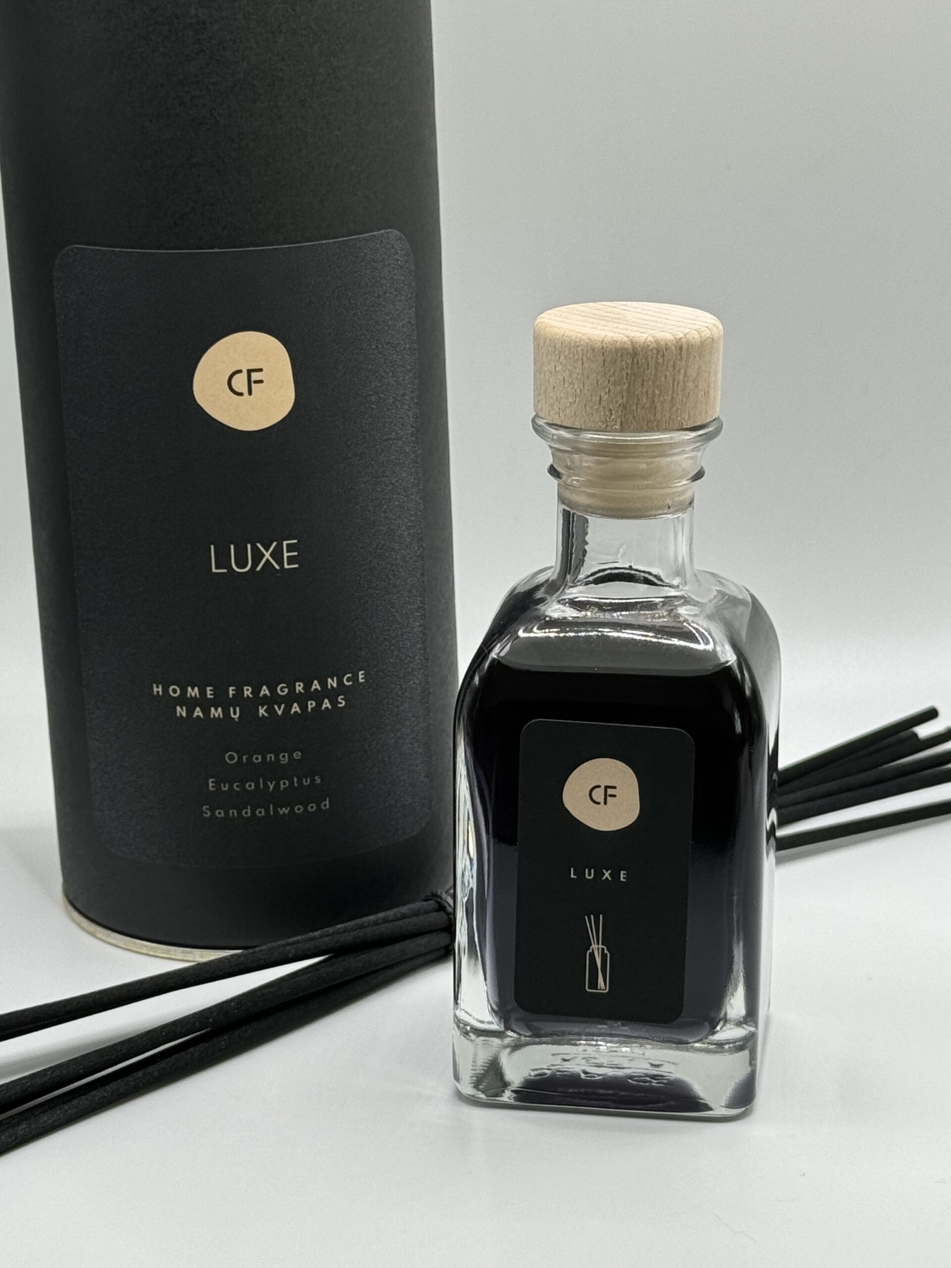 Rankų darbo namų kvapas su lazdelėmis „LUXE“ 100 ml, pagamintas Lietuvoje